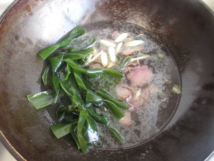 腊味海带炖豆腐步骤5