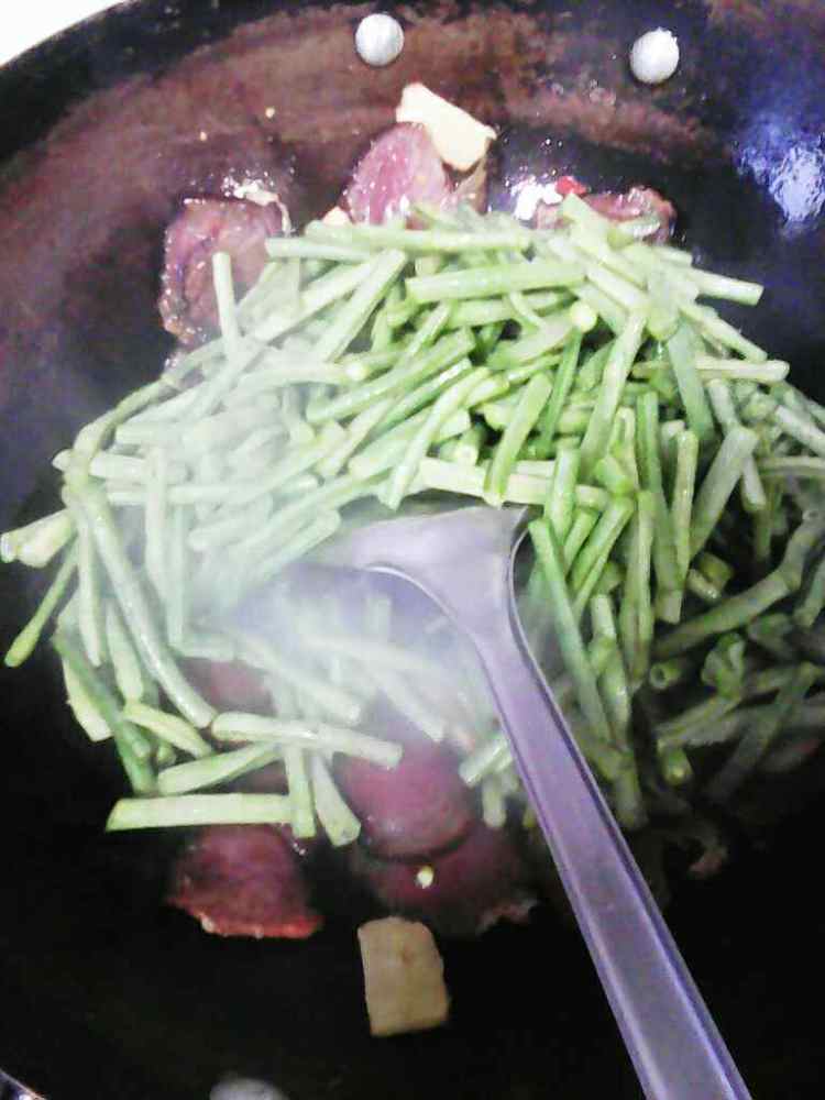 辣炒腊肉豇豆步骤6