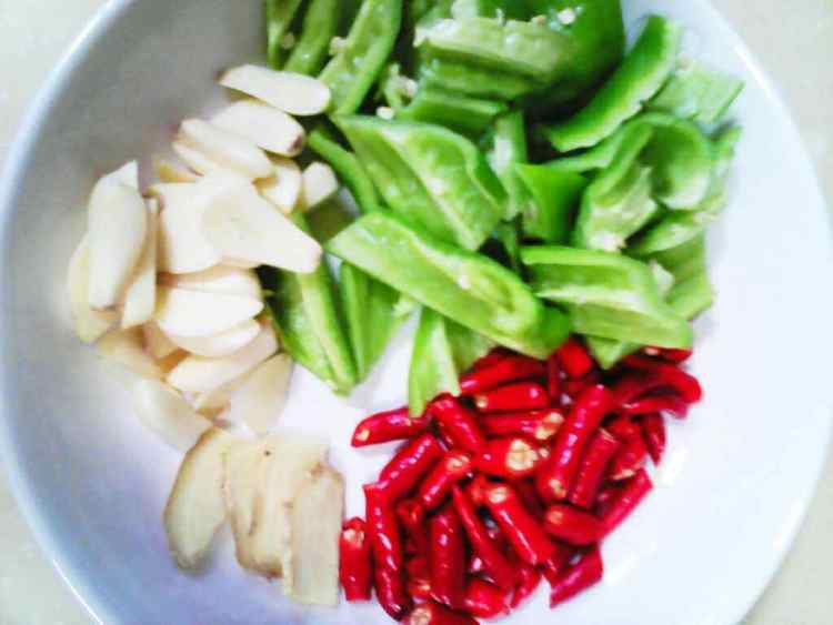 辣炒腊肉豇豆步骤3