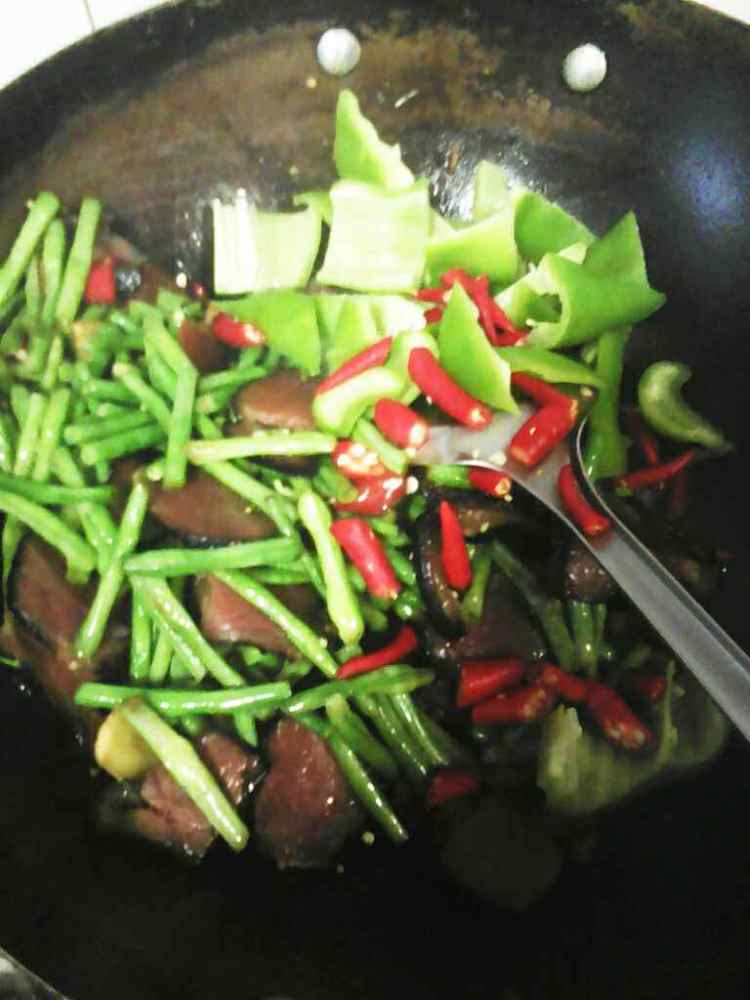 辣炒腊肉豇豆步骤7
