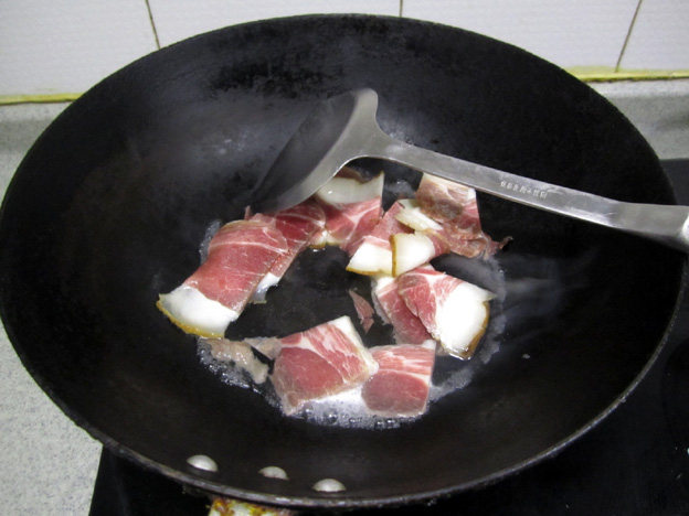 藠头炒腊肉步骤4