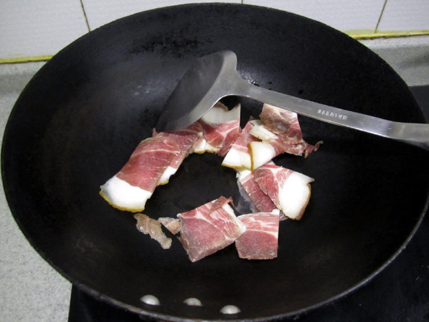 藠头炒腊肉步骤3