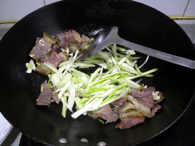 藠头炒腊肉步骤6