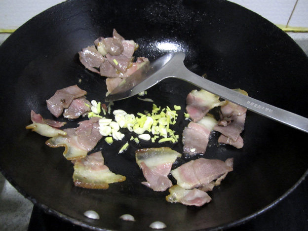 藠头炒腊肉步骤5