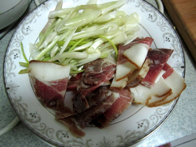 藠头炒腊肉步骤2