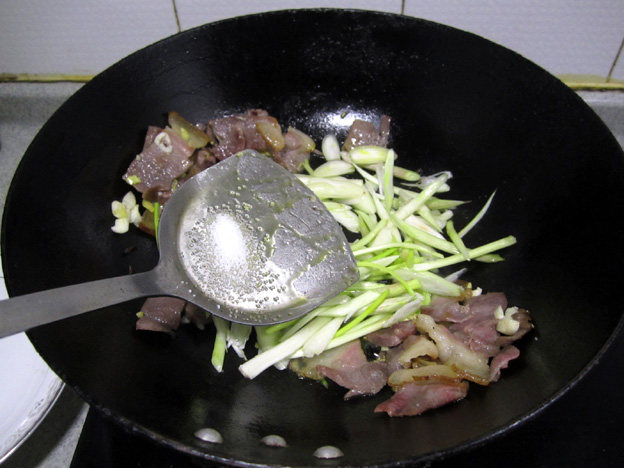 藠头炒腊肉步骤7
