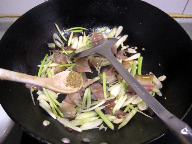 藠头炒腊肉步骤8