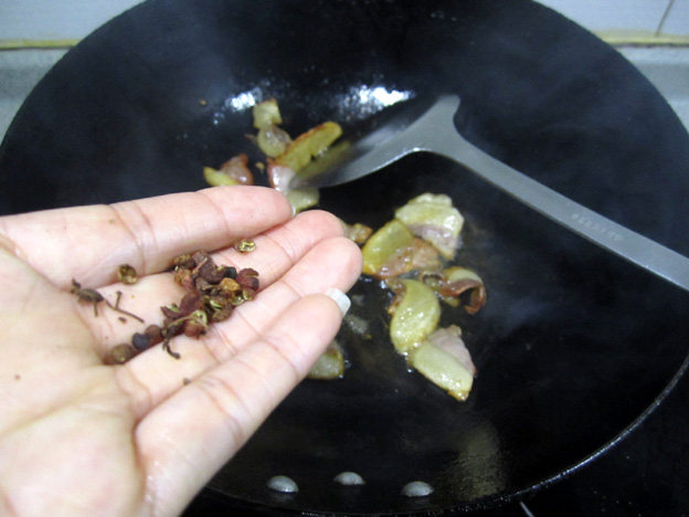 剁椒腊肉炒熏干步骤3
