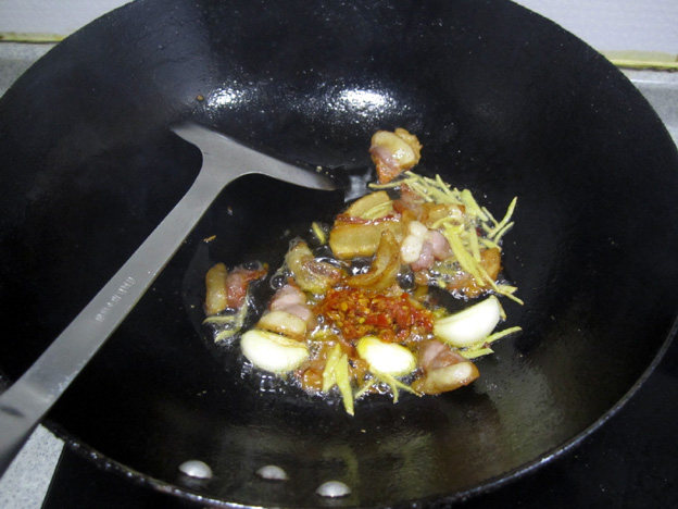 剁椒腊肉炒熏干步骤5