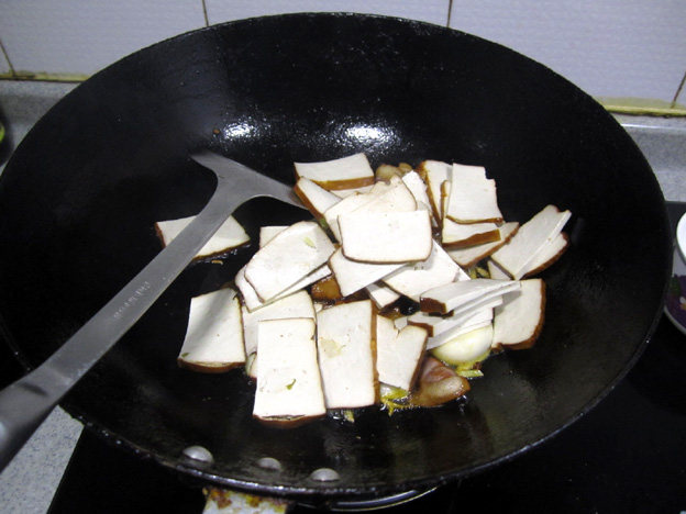 剁椒腊肉炒熏干步骤6