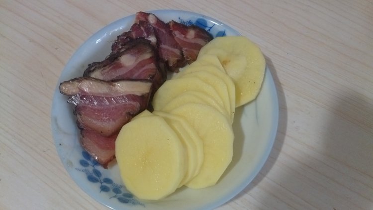 腊肉蒸烤土豆片步骤2