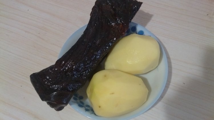 腊肉蒸烤土豆片步骤1