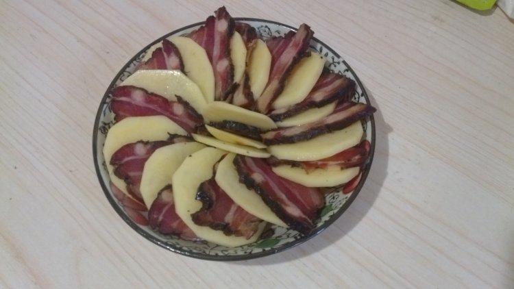 腊肉蒸烤土豆片步骤3