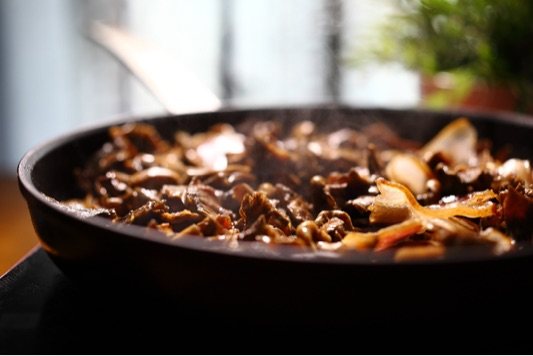 琥珀腊肉炖寒菌步骤7