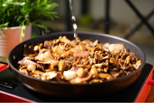 琥珀腊肉炖寒菌步骤6