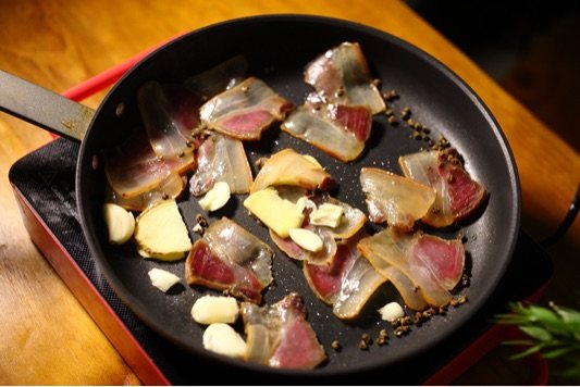 琥珀腊肉炖寒菌步骤4