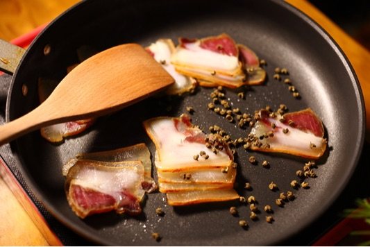琥珀腊肉炖寒菌步骤3