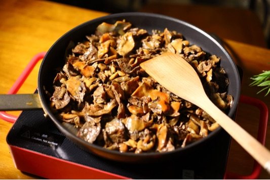 琥珀腊肉炖寒菌步骤5