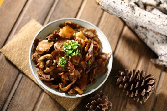 琥珀腊肉炖寒菌步骤8