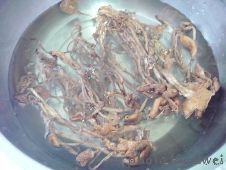 茶树菇炒腊肉步骤2