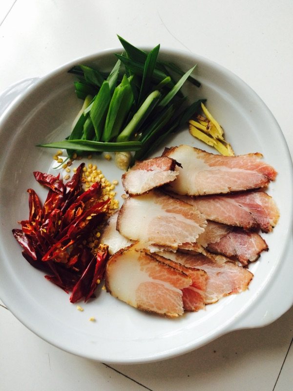 折耳根炒腊肉步骤2
