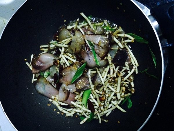 折耳根炒腊肉步骤5