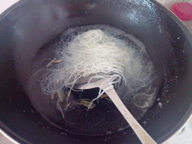 腊肉米粉步骤4