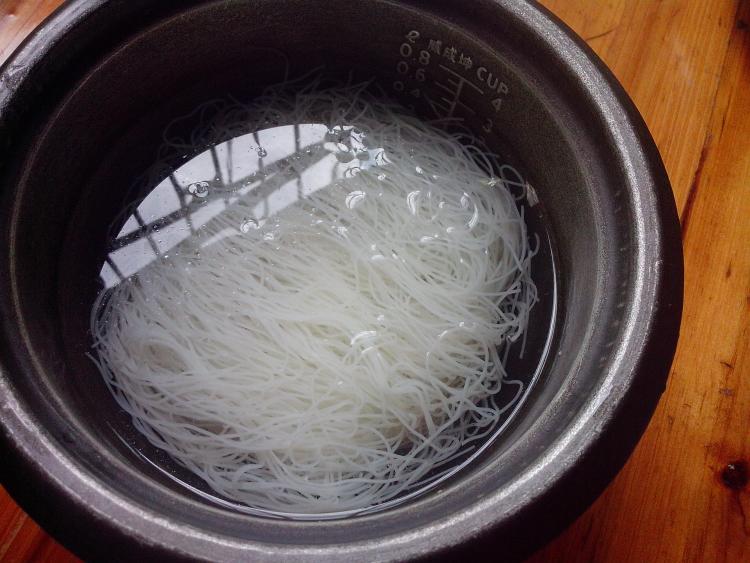 腊肉米粉步骤1
