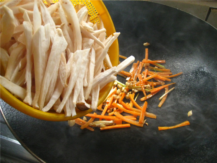 杏鲍菇炒腊肉步骤8