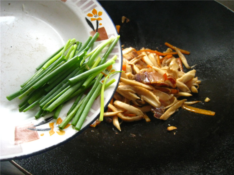 杏鲍菇炒腊肉步骤11