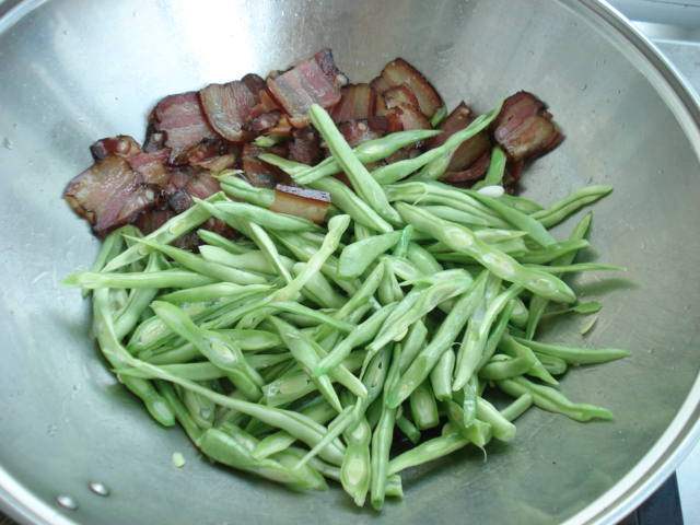 腊肉豆角焖面步骤3