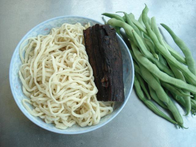 腊肉豆角焖面步骤1
