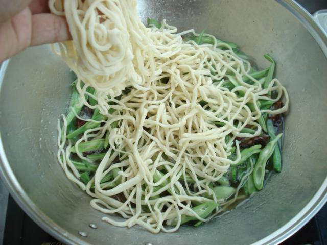 腊肉豆角焖面步骤7