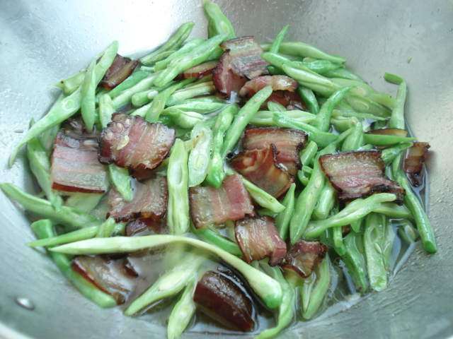 腊肉豆角焖面步骤5
