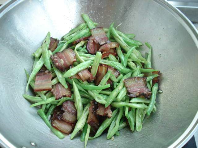 腊肉豆角焖面步骤4