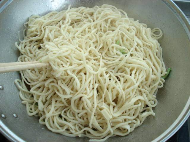 腊肉豆角焖面步骤9
