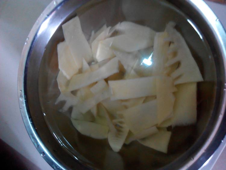 竹笋木耳炒腊肉步骤1