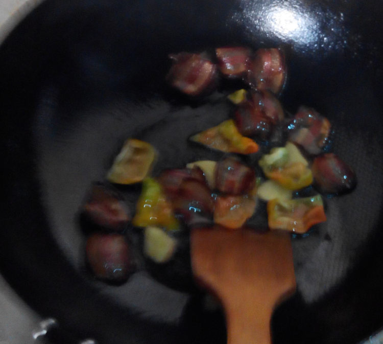 竹笋木耳炒腊肉步骤5