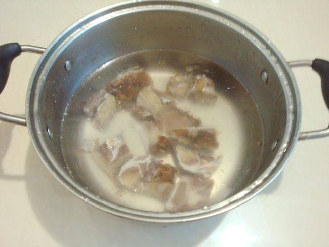 腊肉番茄煮水蕨步骤1