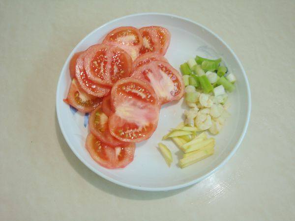 腊肉番茄煮水蕨步骤4