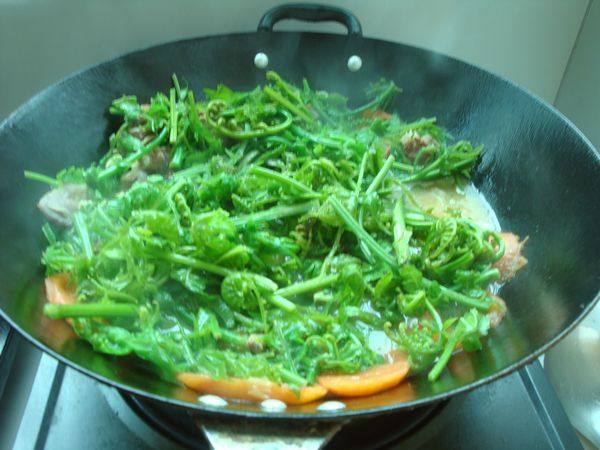 腊肉番茄煮水蕨步骤9