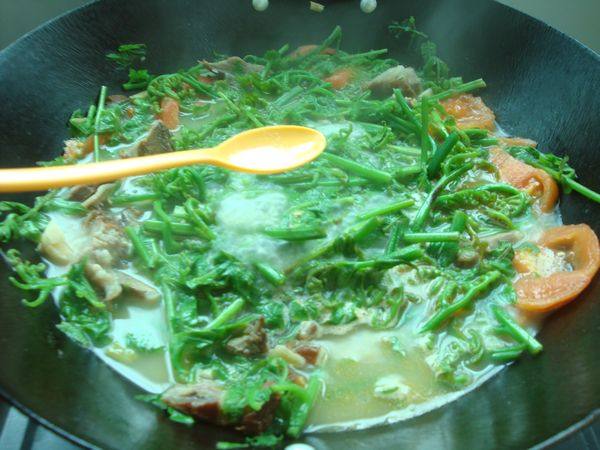 腊肉番茄煮水蕨步骤10