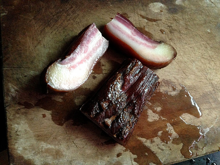 【手工美食】青椒炒腊步骤1