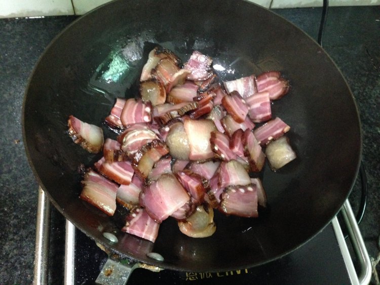 【手工美食】青椒炒腊步骤5