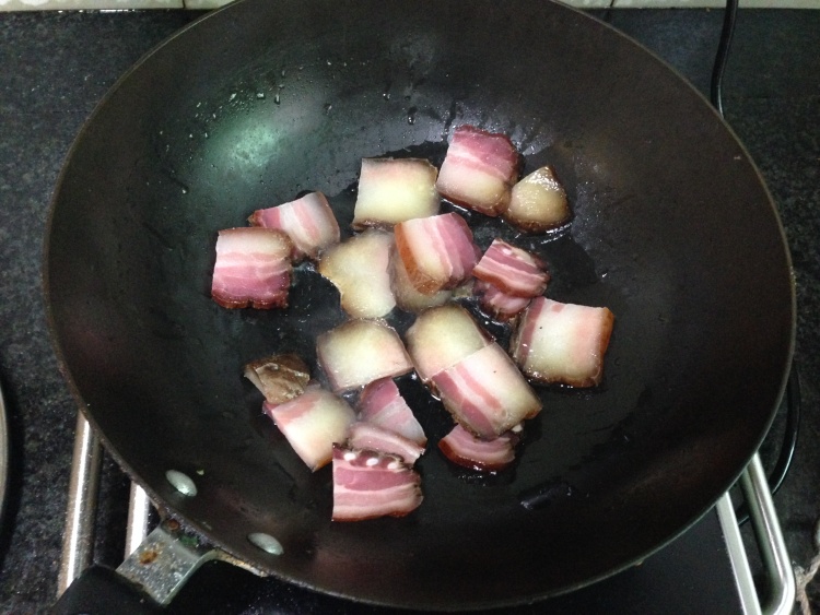 【手工美食】青椒炒腊步骤4
