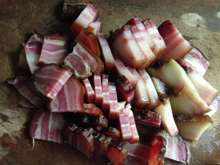 【手工美食】青椒炒腊步骤2
