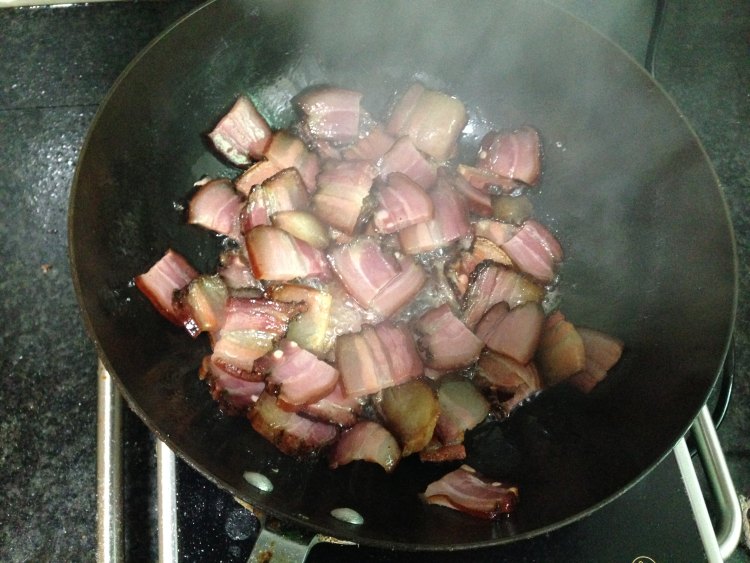 【手工美食】青椒炒腊步骤6