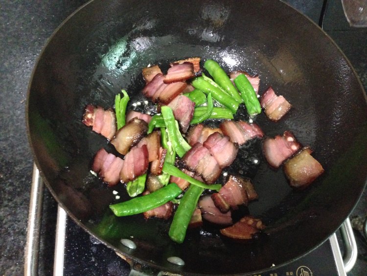【手工美食】青椒炒腊步骤10
