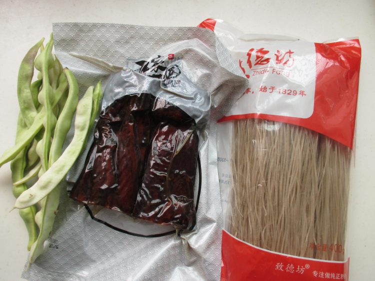 腊肉豆角粉丝煲步骤1