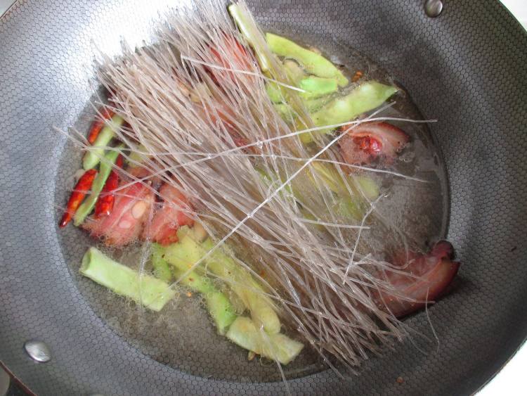 腊肉豆角粉丝煲步骤6